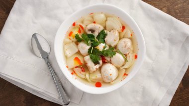 Tom Yum Çorbası bir kasede