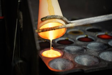 Erimiş kaya, seramik bir kaptaki metal ve bir şekle bürünmüş.