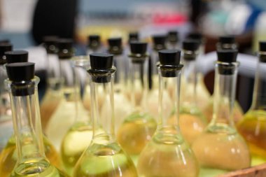 Laboratuvarda cam deney şişelerine yakın çekim.