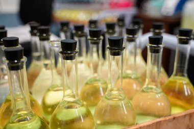 Laboratuvarda cam deney şişelerine yakın çekim.