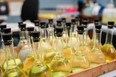 Laboratuvarda cam deney şişelerine yakın çekim.