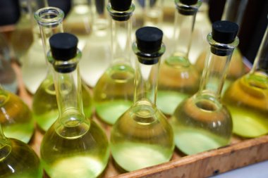 Laboratuvarda cam deney şişelerine yakın çekim.