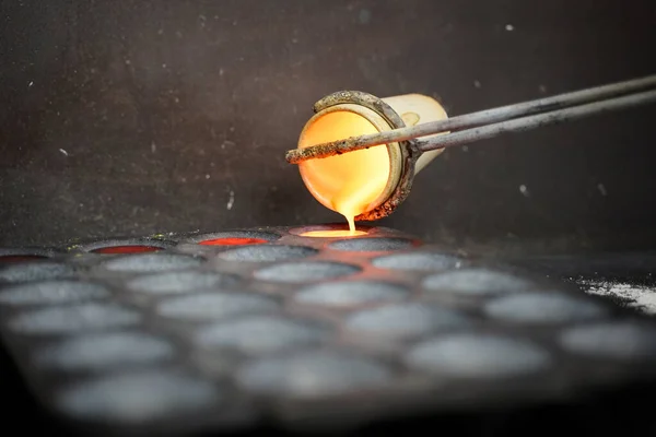 Pedra Derretida Metal Uma Xícara Cerâmica Derramado Uma Forma Fotos De Bancos De Imagens