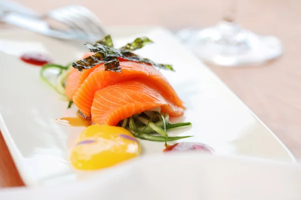 Filete de salmón decorado en un plato — Foto de Stock