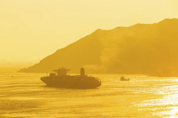 Vrachtschip onder zonsondergang — Stockfoto