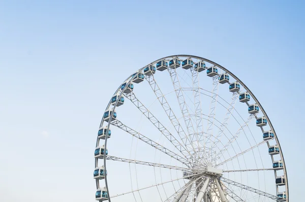 Roda gigante sobre o céu azul — Fotografia de Stock