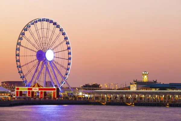 Grande roue au coucher du soleil — Photo