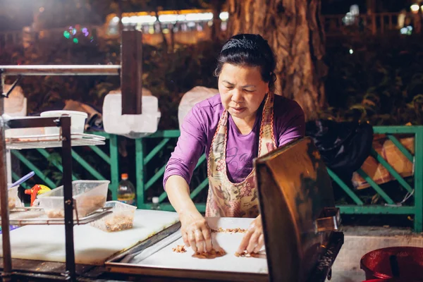 Vendeur de rue pendant les vacances CNY — Photo