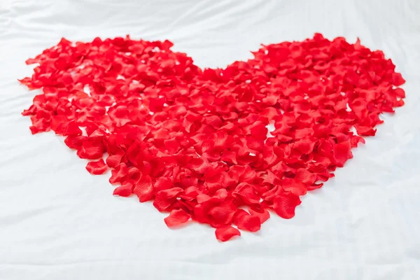 Heart made with flowers on honeymoon bed — Φωτογραφία Αρχείου