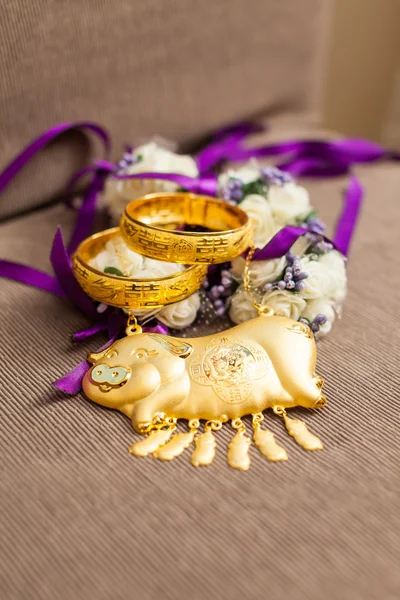 Pulseiras de ouro para casamento chinês — Fotografia de Stock