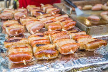 Sokakta satış Kore tarzı sosis