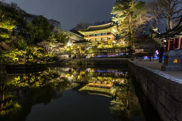 夜、ソウルの昌徳宮. — ストック写真