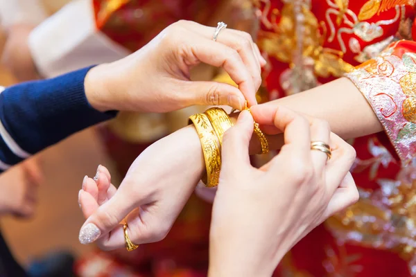 Äldre släktingar presentera gyllene armbandet som en välsignelse jag — Stockfoto