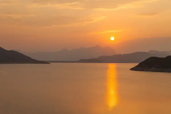 Zonsondergang langs de kust — Stockfoto