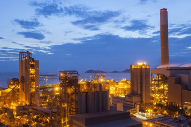 Dramatik alacakaranlıkta petrol rafinerisi