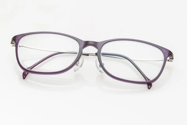 Lunettes violettes sur fond blanc — Photo