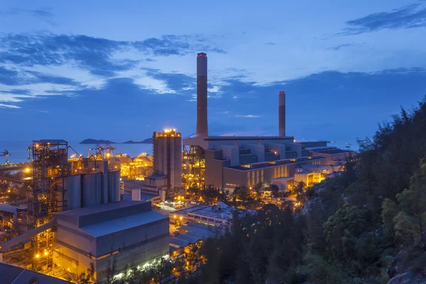 Indústria petroquímica durante o pôr do sol — Fotografia de Stock