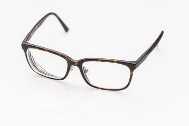 Beyaz izole hipster gözlük