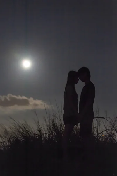 Açık havada aşık genç bir çift