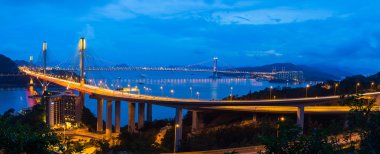 Geceleyin Hong Kong 'da köprü.