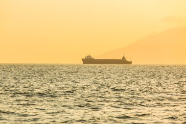 Okyanusu günbatımı, yelkenli tekne