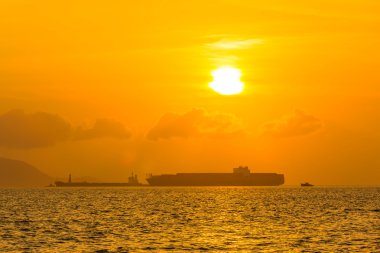 Kargo gemisi günbatımında denizde
