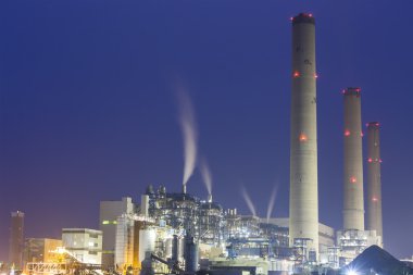 Enerji santrali geceleri duman