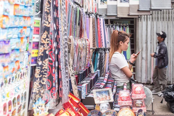 身份不明的人在市场 — 图库照片