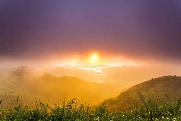 在夏天在山日出 — 图库照片