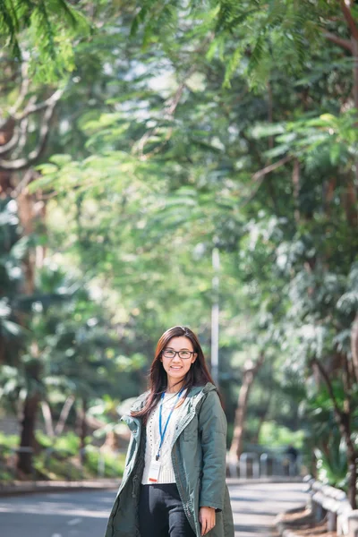 Jolie femme asiatique en plein air — Photo