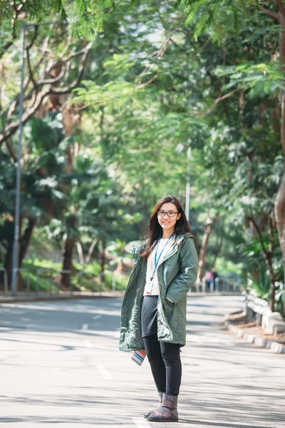 Jolie femme asiatique en plein air — Photo