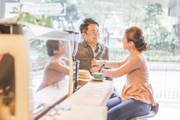 Asiatiska par på kafé — Stockfoto