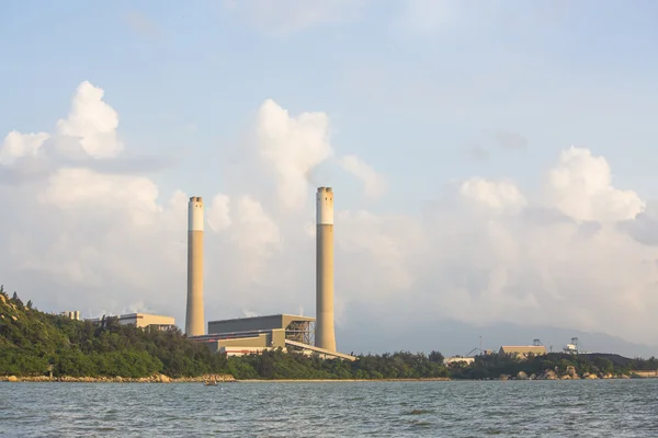 Kıyı boyunca enerji santrali — Stok fotoğraf