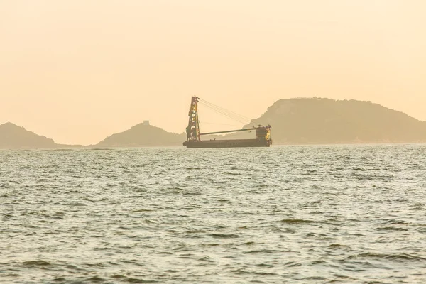 Zeilboot bij zonsondergang in de Oceaan — Stockfoto