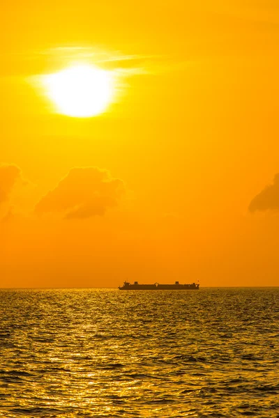 Navio de carga navegando ao pôr do sol — Fotografia de Stock