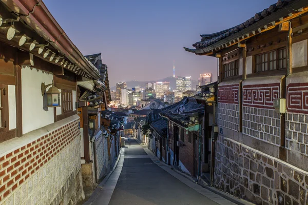 Seúl, Corea del Sur en el distrito histórico de Bukchon Hanok . — Foto de Stock