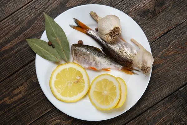 Pescado crudo con limón —  Fotos de Stock