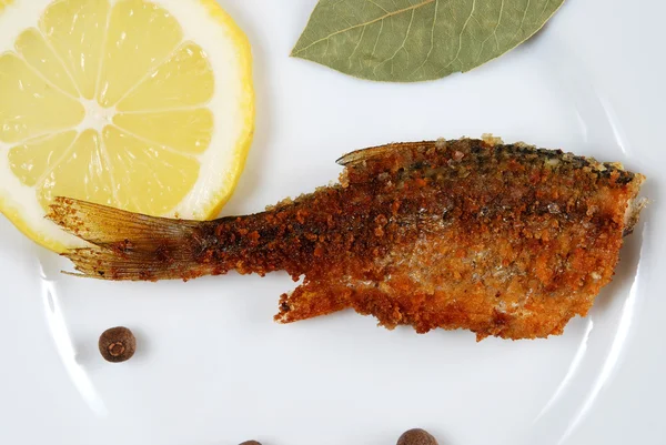 Pesce alla griglia con limone — Foto Stock
