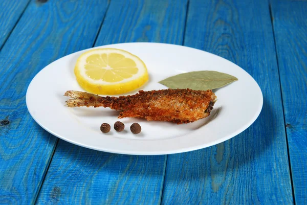 Pescado a la parrilla con limón —  Fotos de Stock