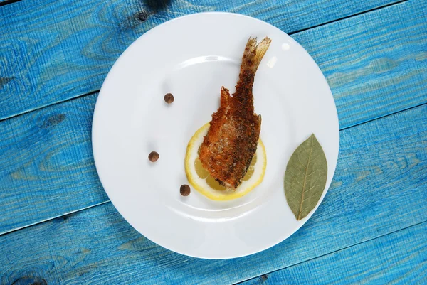 Pescado a la parrilla con limón —  Fotos de Stock