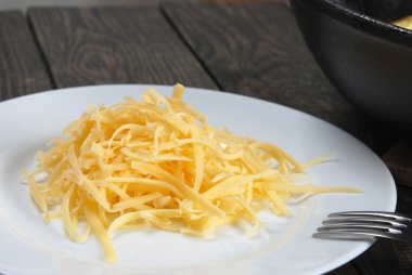 Beyaz tabakta rendelenmiş peynir