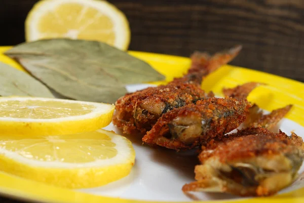 Pesce fritto con limone — Foto Stock