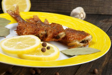Limonlu kızarmış balık.