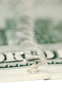 100 $ fatura, çapraz beyaz iplik