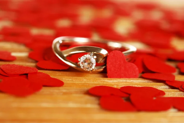 Anillo con pequeños corazones rojos —  Fotos de Stock