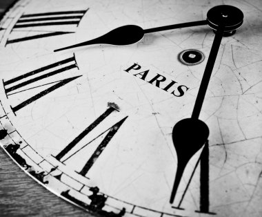 Paris siyah beyaz saat yüzünü