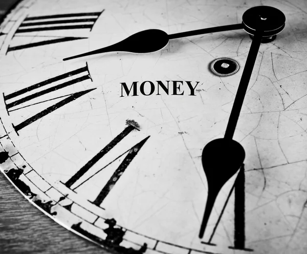Pieniądze i czarne zegar twarz. — Zdjęcie stockowe