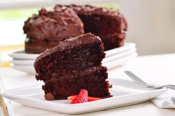 Домашній клейкий смачний шоколадний торт — стокове фото