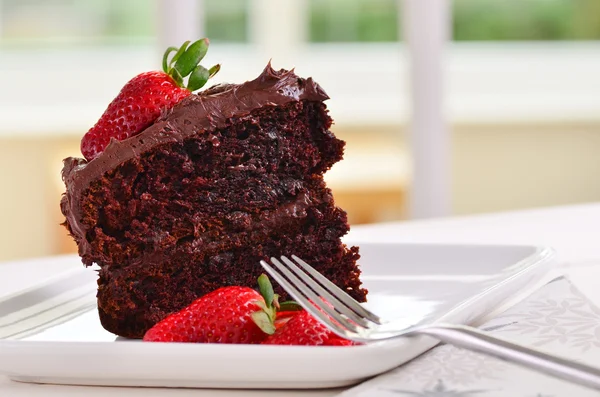 Домашній клейкий смачний шоколадний торт — стокове фото