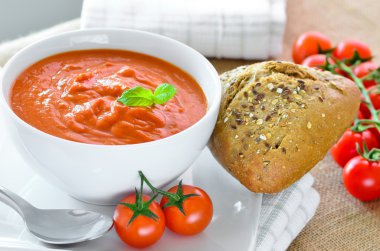 Taze domates çorbası ve taze pişmiş ekmek rulo.